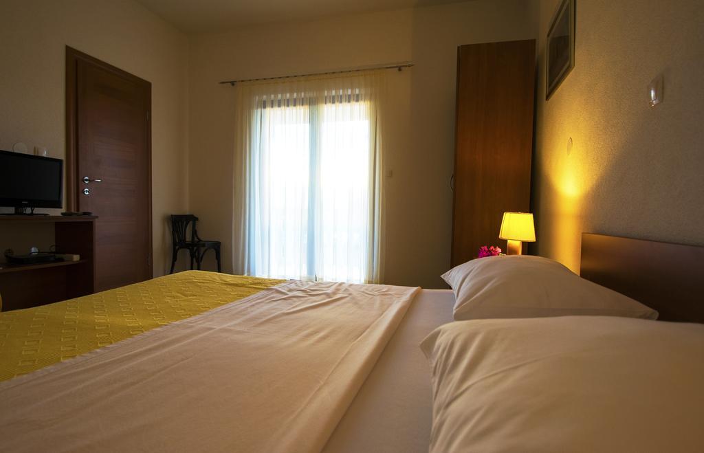 Apartments Zile Starigrad Paklenica Zimmer foto