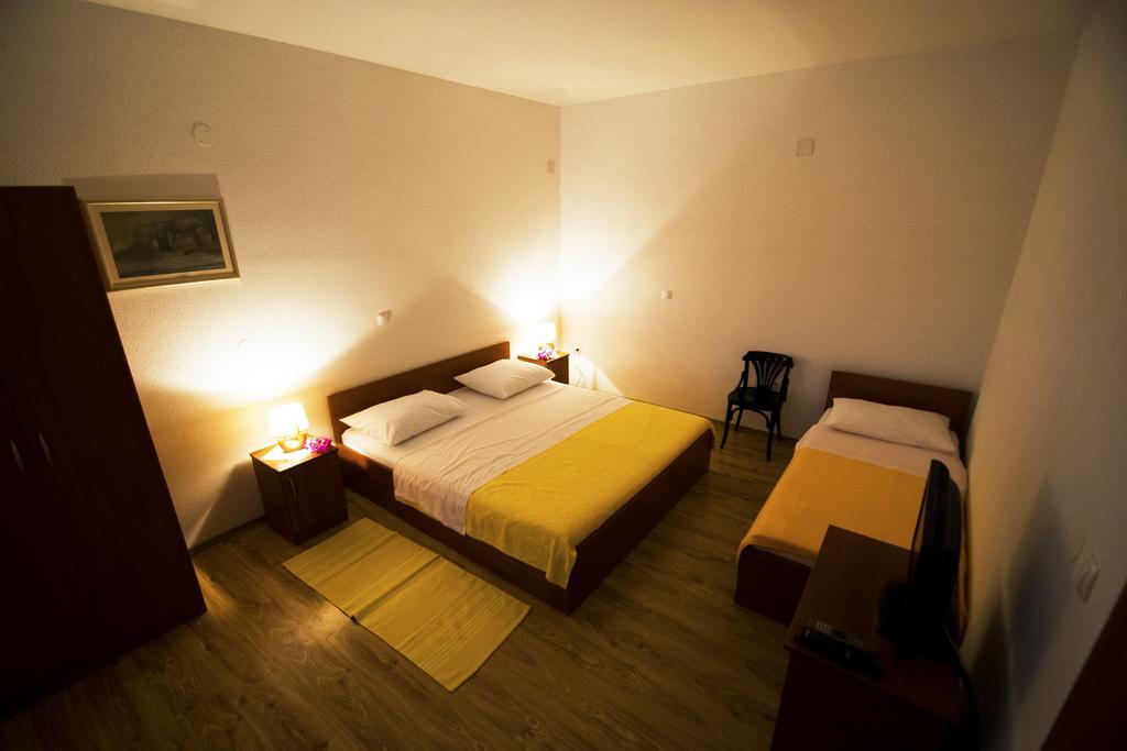 Apartments Zile Starigrad Paklenica Zimmer foto