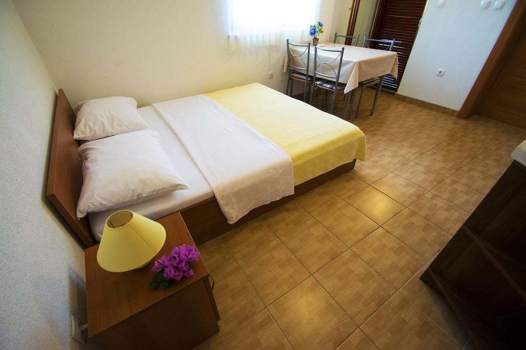 Apartments Zile Starigrad Paklenica Zimmer foto
