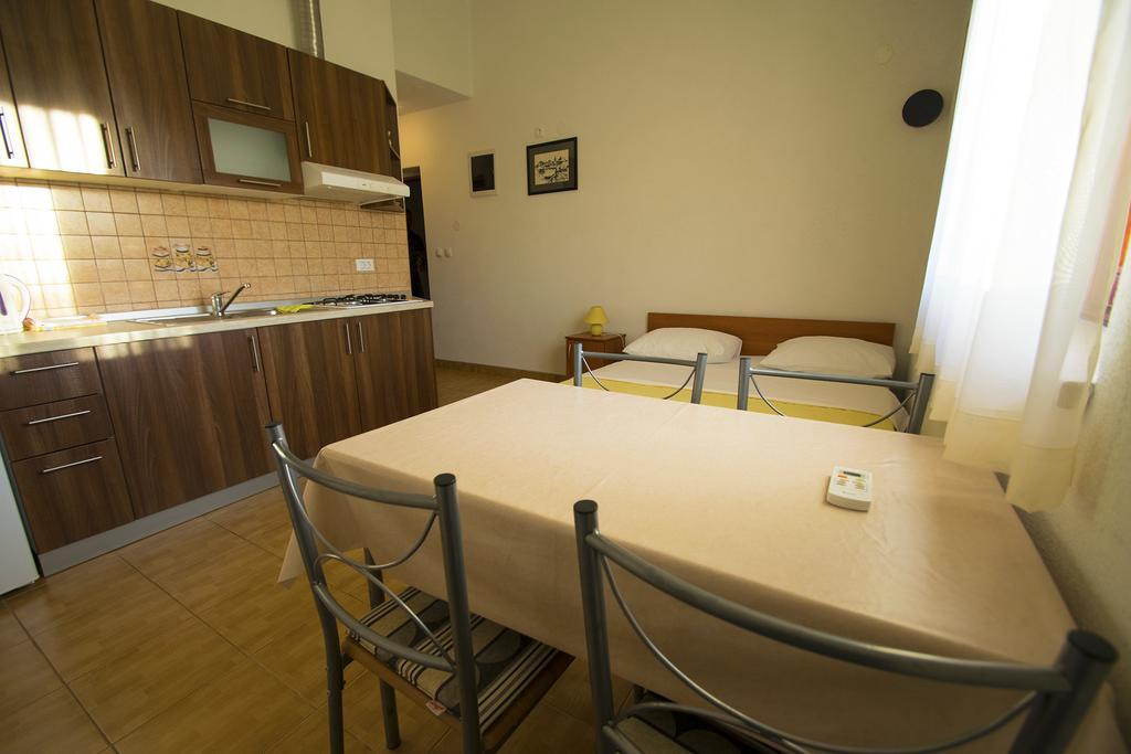 Apartments Zile Starigrad Paklenica Zimmer foto